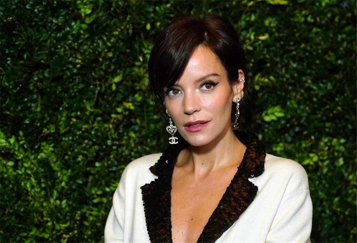 Lily Allen: Schäme mich manchmal, nicht studiert zu haben Die Sängerin Lily Allen hadert manchmal damit, nicht länger zur Schule gegangen zu sein.