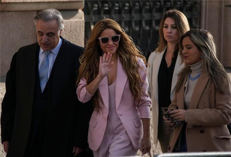 Shakira räumt Steuerbetrug ein und entkommt Haft Die Sängerin Shakira (M) kommt am Gerichtin Barcelona an. Die 46-Jährige bekam eine dreijährige Haftstrafe aufgebrummt, die sie aber als nicht vorbestrafte Person nicht antreten muss.