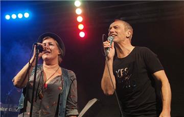 Die Sängerin und der Sänger der Band "Prime Time" heizten am Freitagabend die Stimmung an.