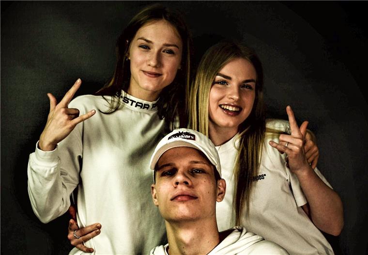 Die Saint Crew aus Bremerhaven hebt ab: Rike Jürgens (hinten links), Leonie Brouwer-Pohlenz und Vadim Averin starten beim größten Hip-Hop-Turnier der Welt in Phoenix.

