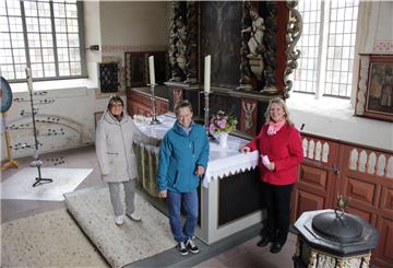 Die Sandstedter "Kirchenweiber" Monika Heine (von links), Karla Mombeck und Katja Aschen erzählen die 600-jährige Geschichte des Gotteshauses auf YouTube.