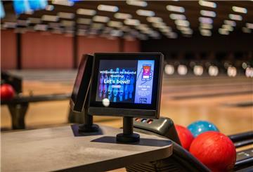 Die sanierte Bowlingbahn "Beyond Bowling". Im Bild: Blick auf die neuen Bahnen.