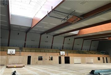 Die Sanierung der Großsporthalle Rodenkirchen läuft nicht rund. Probleme sind beim Bauzeitenplan eingetreten, weil Gewerke parallel vergeben wurden. Die Schäden in der Unterkonstruktion des neuen Schwingbodens sind inzwischen behoben.