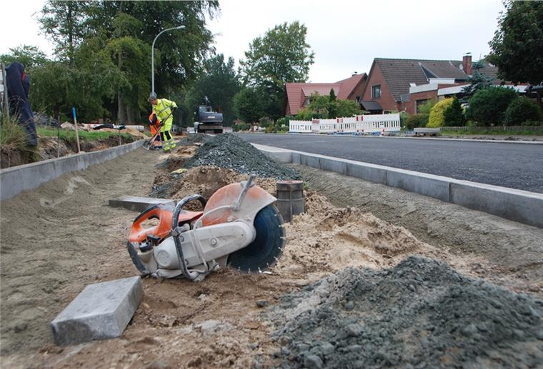 Die Sanierung der Ortsdurchfahrt Neuenwalde geht in ihre Endphase. Derzeit wird das letzte Teilstück der Straße in Richtung Krempel fertiggestellt. Anfang Oktober soll wieder freie Fahrt sein.
