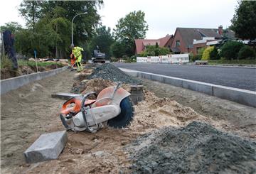 Die Sanierung der Ortsdurchfahrt Neuenwalde geht in ihre Endphase. Derzeit wird das letzte Teilstück der Straße in Richtung Krempel fertiggestellt. Anfang Oktober soll wieder freie Fahrt sein.