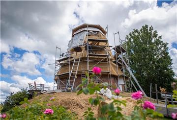 Die Sanierung der Windmühle in Bad Bederkesa schreitet voran. Neben der Erneuerung des Reetdaches werden auch die Flügel, die Haube und das Mahlwerk in Stand gesetzt. Für die Runderneuerung stehen 283 000 Euro zur Verfügung.
