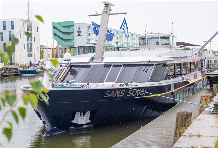 Die „Sans Souci“ liegt in Bremerhaven Die „Sans Souci“ liegt noch bis Sonntag im Fischereihafen.