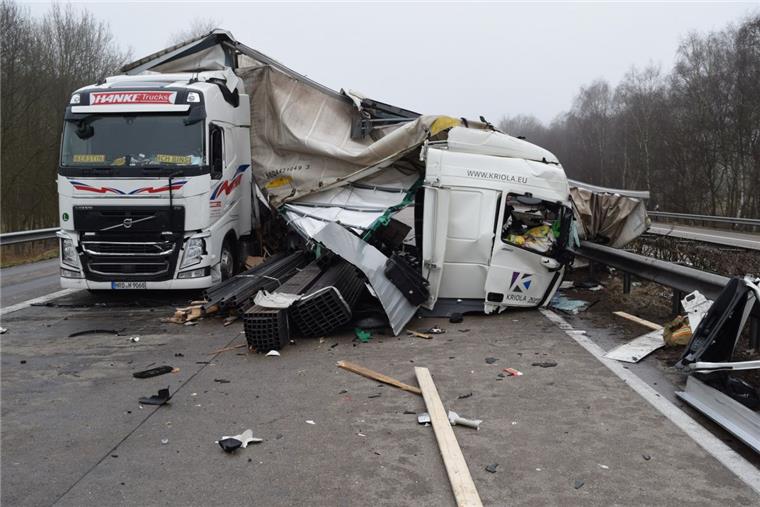 Folgenreicher Lkw-Crash auf der A1: Fahrer wird schwer verletzt Die Sattelzüge wurde auf der A1 komplett zerstört.