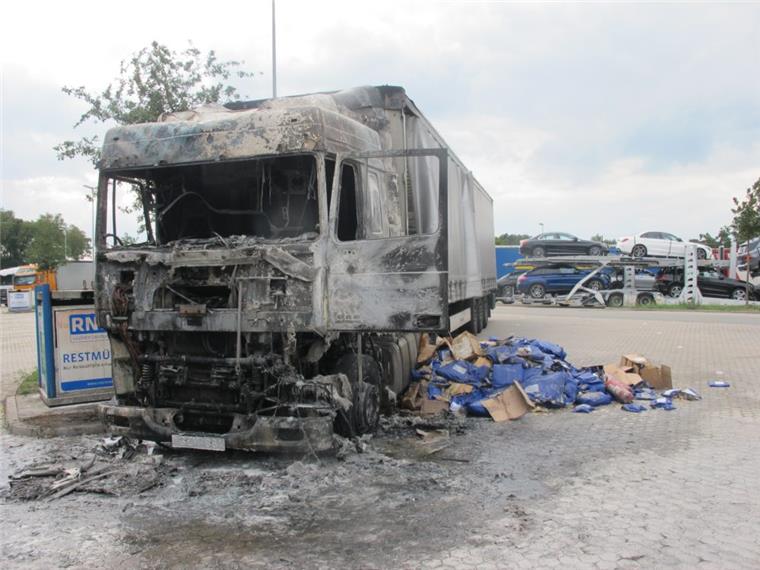 Die Sattelzugmaschine ist bei dem Feuer auf dem Rastplatz an der A 1 bei Sittensen komplett ausgebrannt.