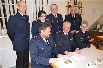 Die Satzung des Fördervereins wird von den sieben Gründungsmitgliedern unterschrieben (vordere Reihe von links): Markus Heimbüchel, Volker Hachmann, Hans Graulich; hintere Reihe von links: Erwin Scherfer, Laura Scheper, Hanke Pakusch und Torsten Timmler.