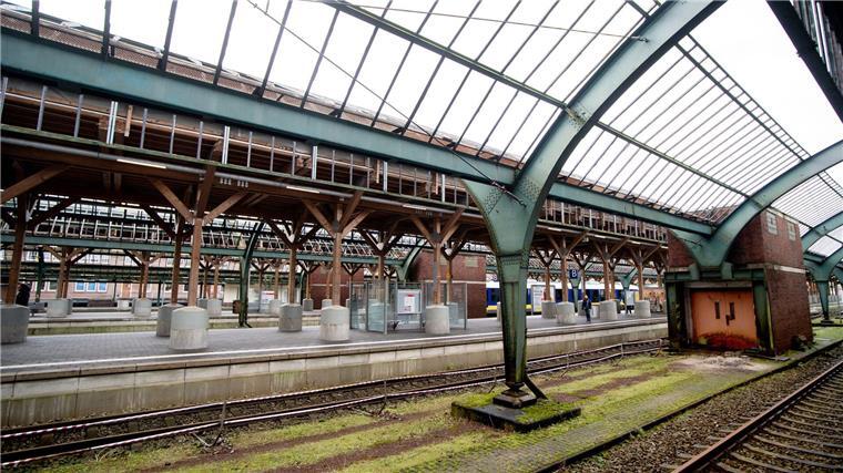 Die Schäden an den Stahlträgern der Oldenburger Gleishalle sind größer als gedacht - deshalb wird die Sanierung laut der Bahn länger dauern. (Archivbild)