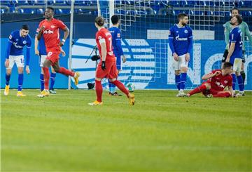 Die Schalker Spieler sind enttäuscht, die Leipziger jubeln: Nordi Mukiele (2. von rechts) hat das Tor zum 1:0 geschossen.