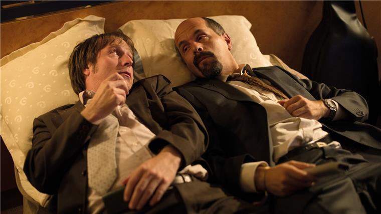 Die Schauspieler Bjarne Mädel und Christoph Maria Herbst in einer Szene aus "Stromber - Der Film"