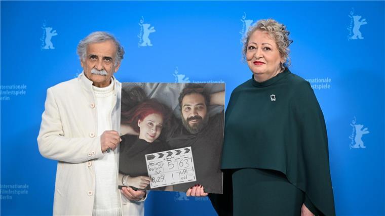 Trotz Reiseverbot: Standing Ovations für iranisches Film-Duo Die Schauspieler Esmail Mehrabi (l) und Lily Farhadpour (r) kamen ohne ihre Regisseure zur Berlinale - zeigten sie aber auf einem Foto.