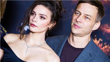 Die Schauspieler Harriet Herbig-Matten und Tom Wlaschiha bei einem Photocall am Rande der Premiere der Serie „Schwarzes Gold“.