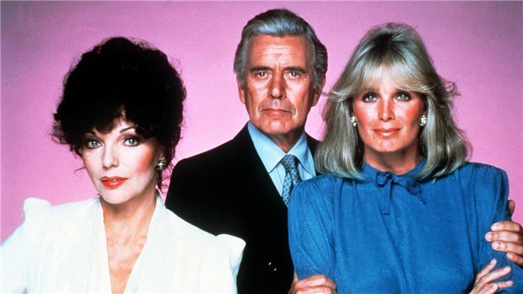 Die Schauspieler Joan Collins als Alexis Carrington (l-r), John Forsythe als ihr geschiedener Mann Blake Carrington und Linda Evans als seine neue Ehefrau Krystle Carrington in der US-Serie „Denver-Clan“.