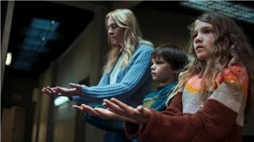Die Schauspieler Kim Riedle als Lena (l-r), Naila Schuberth als Hannah und Sammy Schrein als Jonathan in einer Szene aus „Liebes Kind“.