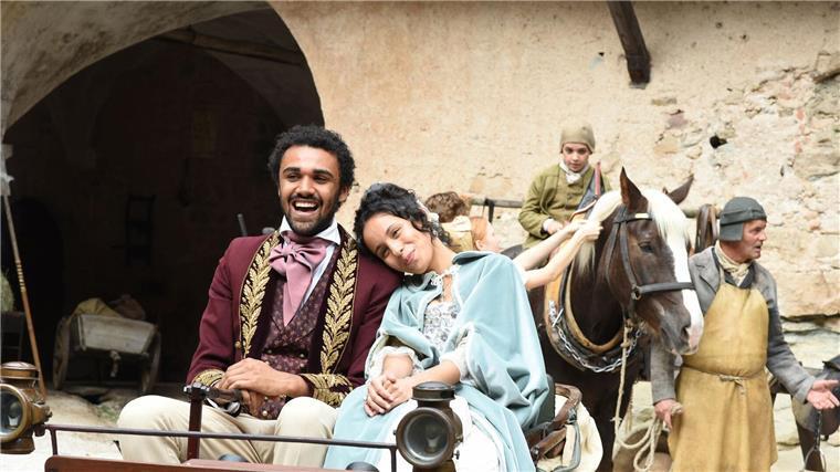 Die Schauspieler Kristin Alia Hunold (Rolle Prinzessin Sophia) und Langston Uibel (Sophias Bruder Berthold) während einer Drehpause am Set.