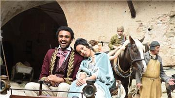 Die Schauspieler Kristin Alia Hunold (Rolle Prinzessin Sophia) und Langston Uibel (Sophias Bruder Berthold) während einer Drehpause am Set.