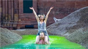 Die Schauspieler Lisa Natalie Arnold als Das Blatt (oben) und Eivin Nilsen Salthe (unten) baden bei einer Fotoprobe im stilisierten Drachenblut. (Archivfoto)