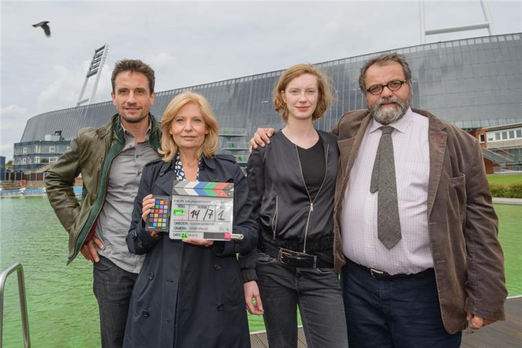 Hat er sich gelohnt? Der Bremer Tatort im Fadenkreuz der nord24-Ermittler Die Schauspieler Oliver Mommsen (von links), Sabine Postel, Luise Wolfram und Matthias Brenner posieren bei den Dreharbeiten zum Bremer Tatort "Der hundertste Affe"