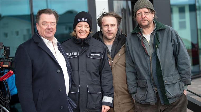 Die Schauspieler Peter Kurth (l-r), Katrin Wichmann, Bjarne Mädel und Matthias Brandt am Set von „Sörensen hat Angst“.