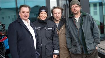 Die Schauspieler Peter Kurth (l-r), Katrin Wichmann, Bjarne Mädel und Matthias Brandt am Set von „Sörensen hat Angst“.