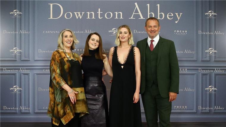 Die Schauspieler Phyllis Logan (l-r), Sophie McShera, Laura Carmichael und Hugh Bonneville bei einem Fototermin zum Kinostart des Films „Downton Abbey“.