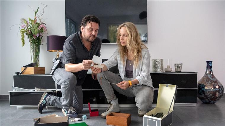 Dreharbeiten zu „Die Toten von Marnow 2“ gestartet Die Schauspieler Sascha Gersak (l) und Petra Schmidt-Schaller sind die beiden Köpfe der Serie. Sie ermitteln im Norden.