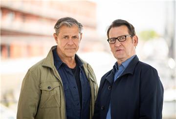 Die Schauspieler Sven Martinek (l) und Ingo Naujoks stehen bei einem Fototermin am Set von «Morden im Norden» zusammen.
