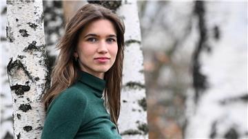 Die Schauspielerin Anna-Lena Schwing bei einem Spaziergang in ihrem Kiez.