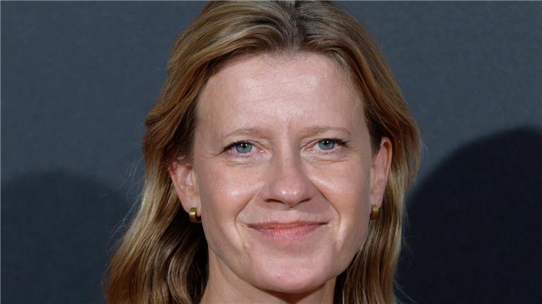 Die Schauspielerin Caroline Peters ist mit ihrer Rolle in der Serie „Mord mit Aussicht“ bekannt geworden. Jetzt ermittelt sie bei RTL.