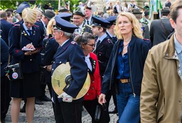 Die Schauspielerin Maria Furtwängler steht bei Dreharbeiten für einen neuen fiktiven „Tatort“ inmitten des realen Schützenausmarsches am Neuen Rathaus. 