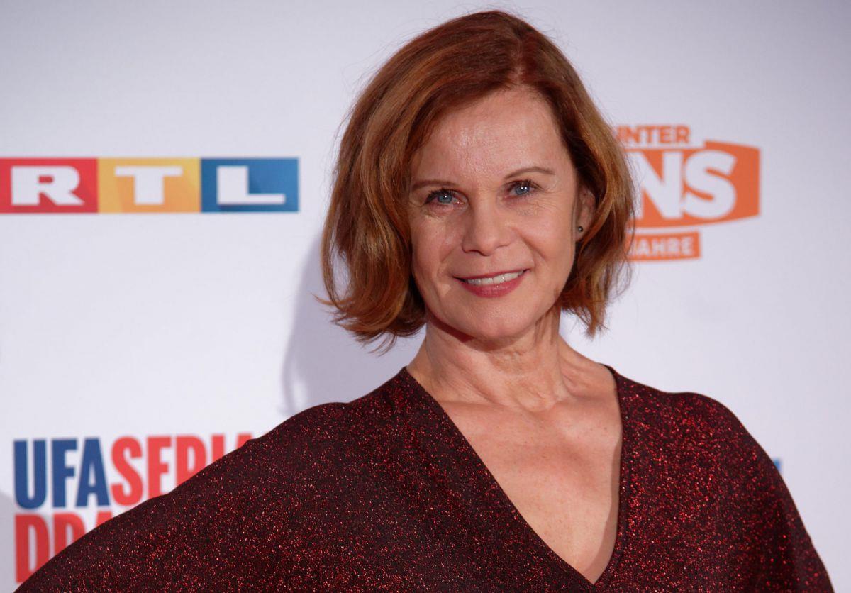 "Unter uns"-Urgestein Petra Blossey verlässt RTL Serie Die Schauspielerin Petra Blossey kommt zu einer Party anlässlich des 25 Jährigen Jubiläums von "Unter uns".