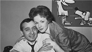Die Schauspielerin Piper Laurie umarmt ihren späteren Ehemann, den Theaterreporter und Filmkritiker Joseph M. Morgenstern (1961).