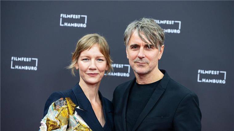 Die Schauspielerin Sandra Hüller (l) und Schauspieler Jens Harzer vor der Verleihung des Douglas-Sirk-Preises des Filmfestes Hamburg.