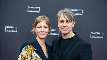 Die Schauspielerin Sandra Hüller (l) und Schauspieler Jens Harzer vor der Verleihung des Douglas-Sirk-Preises des Filmfestes Hamburg.