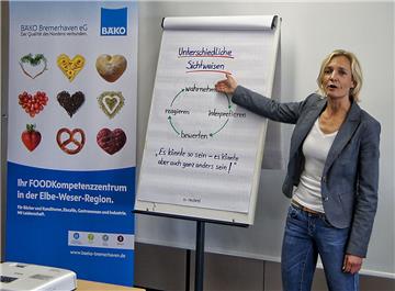 Yana Gebhardt moderiert Poetry Slam