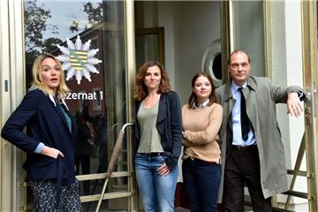Die Schauspielerinnen Alwara Höfels (von links) Karin Hanczewski, Jella Haase und Martin Brambach sind das neue Ermittlergespann aus Dresden. 