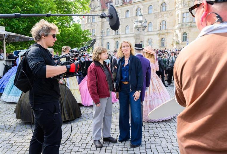 Die Schauspielerinnen Luise von Stein (l) und Maria Furtwängler stehen bei Dreharbeiten für einen neuen „Tatort“ inmitten des realen Schützenausmarsches am Neuen Rathaus.