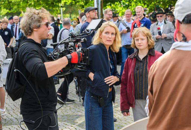 Die Schauspielerinnen Maria Furtwängler (l) und Luise von Stein spielen eine Szene bei Dreharbeiten für einen neuen fiktiven „Tatort“ inmitten des realen Schützenausmarsches am Neuen Rathaus. 