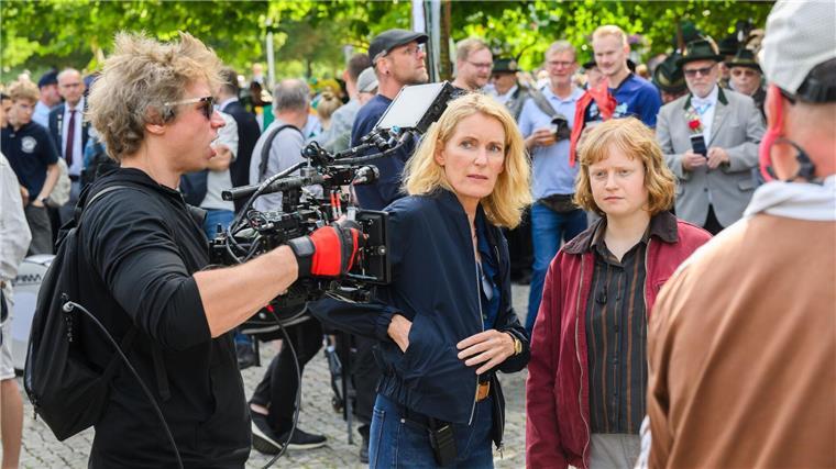 Die Schauspielerinnen Maria Furtwängler und Luise von Stein drehen eine Szene während des Schützenumzugs in Hannover. 