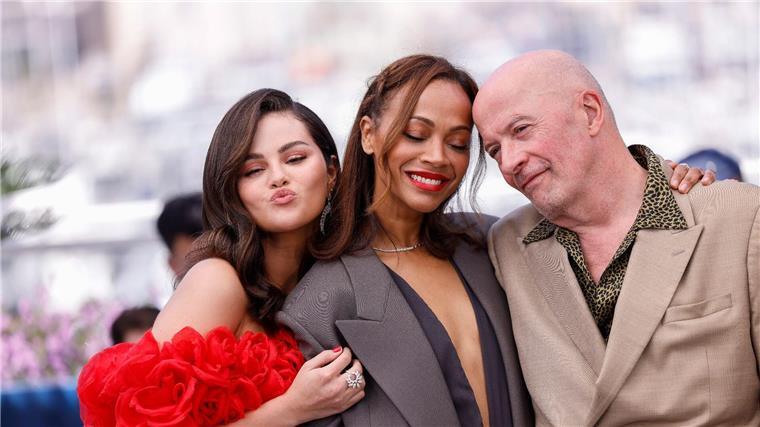 Das sind die Favoriten in Cannes Die Schauspielerinnen Selena Gomez (l-r), Zoe Saldana und Regisseur Jacques Audiard posieren beim Fototermin für den Film „Emilia Perez“ auf dem 77. internationalen Filmfestival in Cannes.