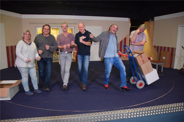 Die Schauspielgruppe des Theater Fatale haben viel zu Lachen bei der Probe für das Stück „Ganze Kerle!“ (von links): Ulrike Schumann, Hans-Gerd Hansing, Axel de Grave, Olaf de Grave, Réne Maréchal und Helge Schellstede.