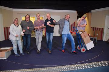 Die Schauspielgruppe des Theater Fatale haben viel zu Lachen bei der Probe für das Stück „Ganze Kerle!“ (von links): Ulrike Schumann, Hans-Gerd Hansing, Axel de Grave, Olaf de Grave, Réne Maréchal und Helge Schellstede.