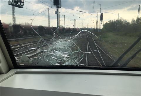 Die Scheibe der Lokomotive splitterte.