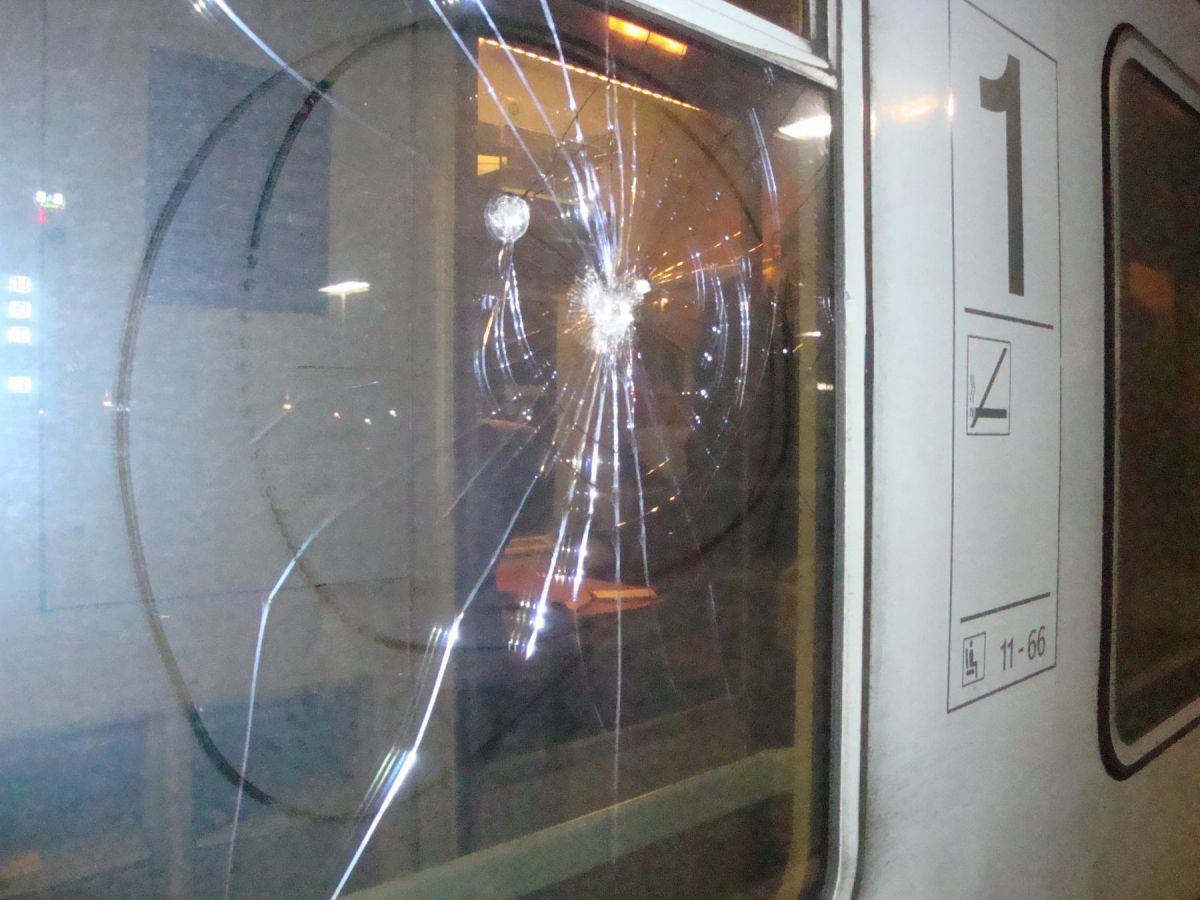 Lauter Knall im Zug: Intercity zwischen Bremen und Osnabrück beschossen? Die Scheibe des IC soll auf der Strecke zwischen Bremen und Osnabrück beschossen worden sein.