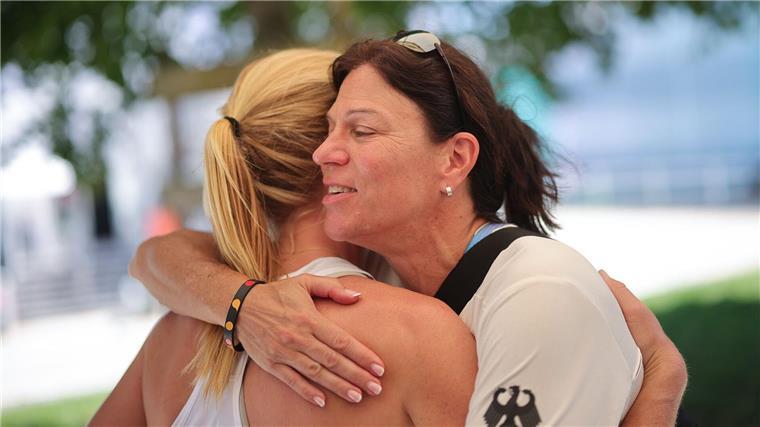 Die scheidende Bundestrainerin Kim Raisner umarmt Annika Zillekens.