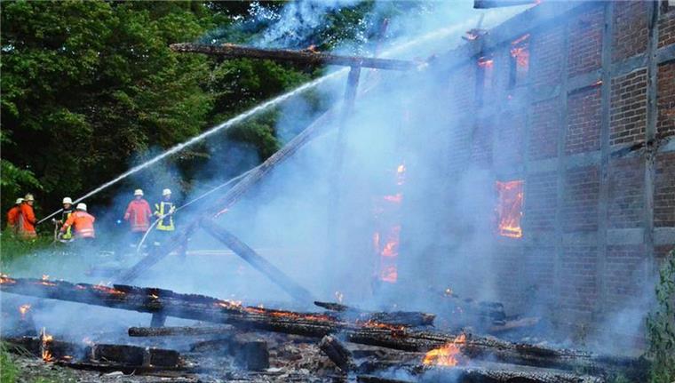 Großfeuer in Otterndorf: Scheune brennt komplett aus Die Scheune in Otterndorf wurde komplett zerstört.