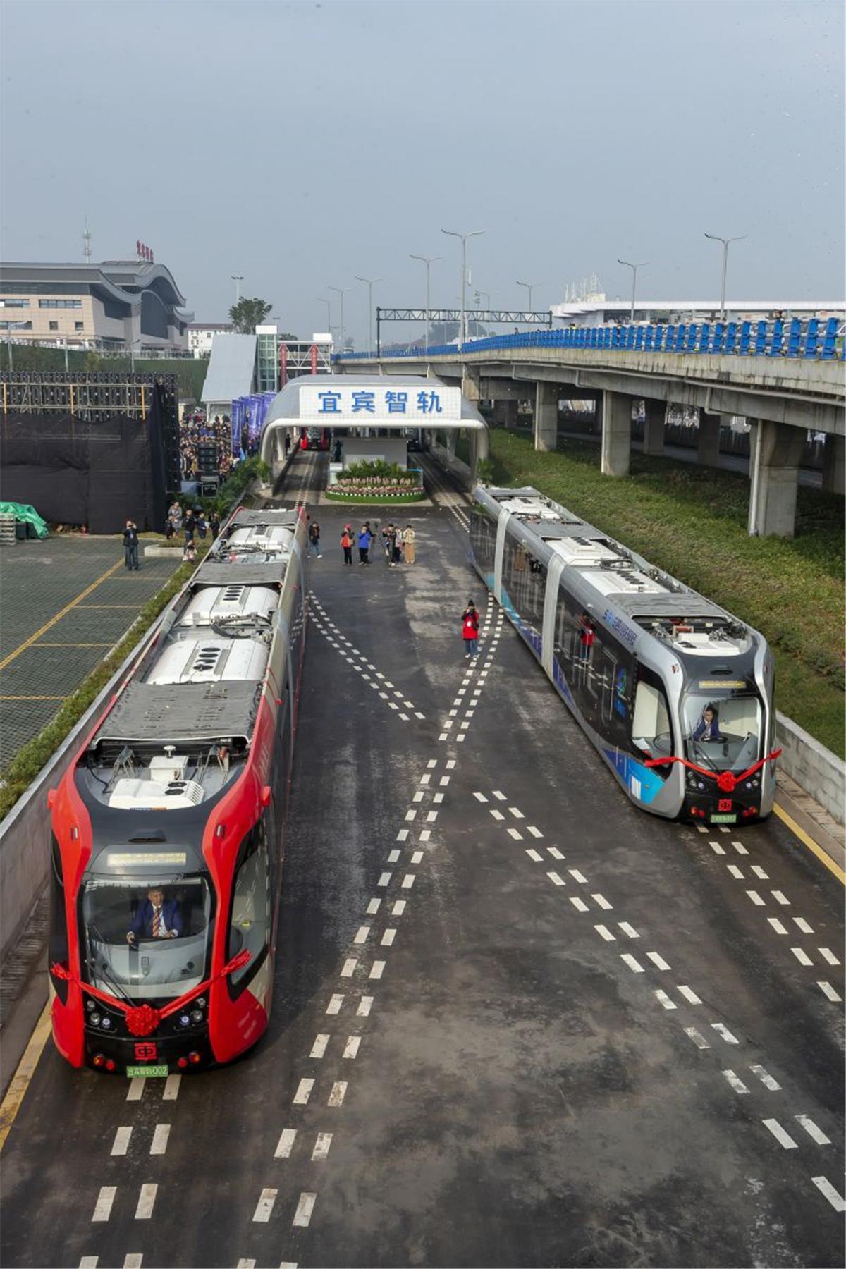 Die schienenlose und autonome Straßenbahn  folgt einer eigenen Spur auf der Straße und fährt auf Gummirädern.  